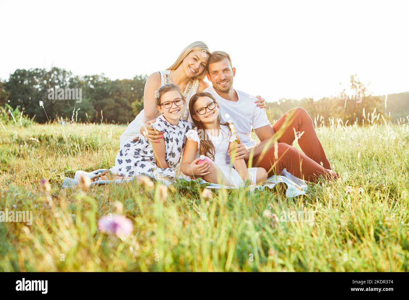 Kind Familie Porträt im Freien Mutter Frau Vater Mädchen glücklich Glück Lebensstil mit Spaß Bindung Stockfoto