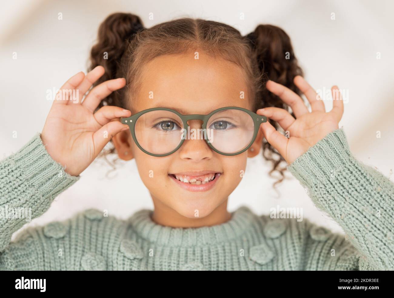 Vision, Augenpflege und Porträt eines Kindes mit Brille für die optische Gesundheitsversorgung, Augenunterstützung und Test verschreibungspflichtige Brillen. Optometrie-Geschäft, Einzelhandel Stockfoto