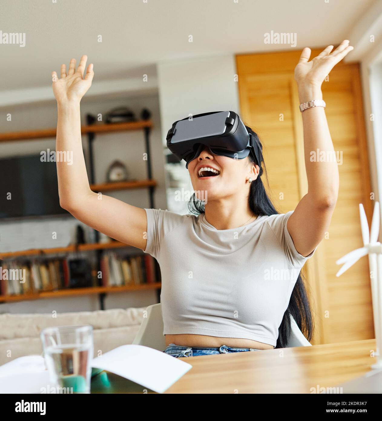 Fun Technology vr tech girl virtuelle Innovation digital Headset Realität Glas Frau goggle weiblich Gerät Unterhaltung Video futuristisch jung modern Stockfoto