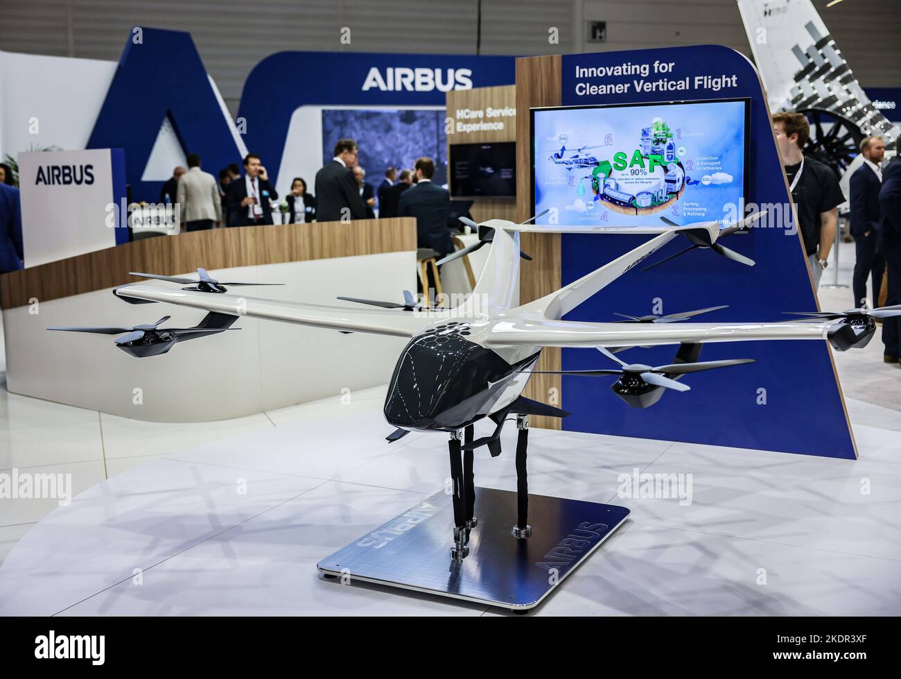 Köln, Deutschland. 08.. November 2022. Auf der europäischen Rotors-Fachmesse für Hubschrauber und Drohnen wird am Airbus-Stand ein Modell einer Luftkabine für die Stadt (CityAirbus) ausgestellt. Die Fachmesse für unbemannte Luftfahrzeuge und Hubschrauber findet vom 08. Bis 10. November in Köln statt. Quelle: Oliver Berg/dpa/Alamy Live News Stockfoto