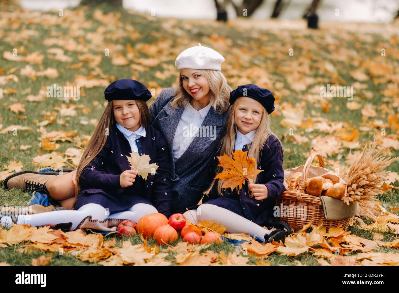 Eine große Familie auf einem Picknick im Herbst in einem Naturpark. Glückliche Menschen im Herbstpark Stockfoto