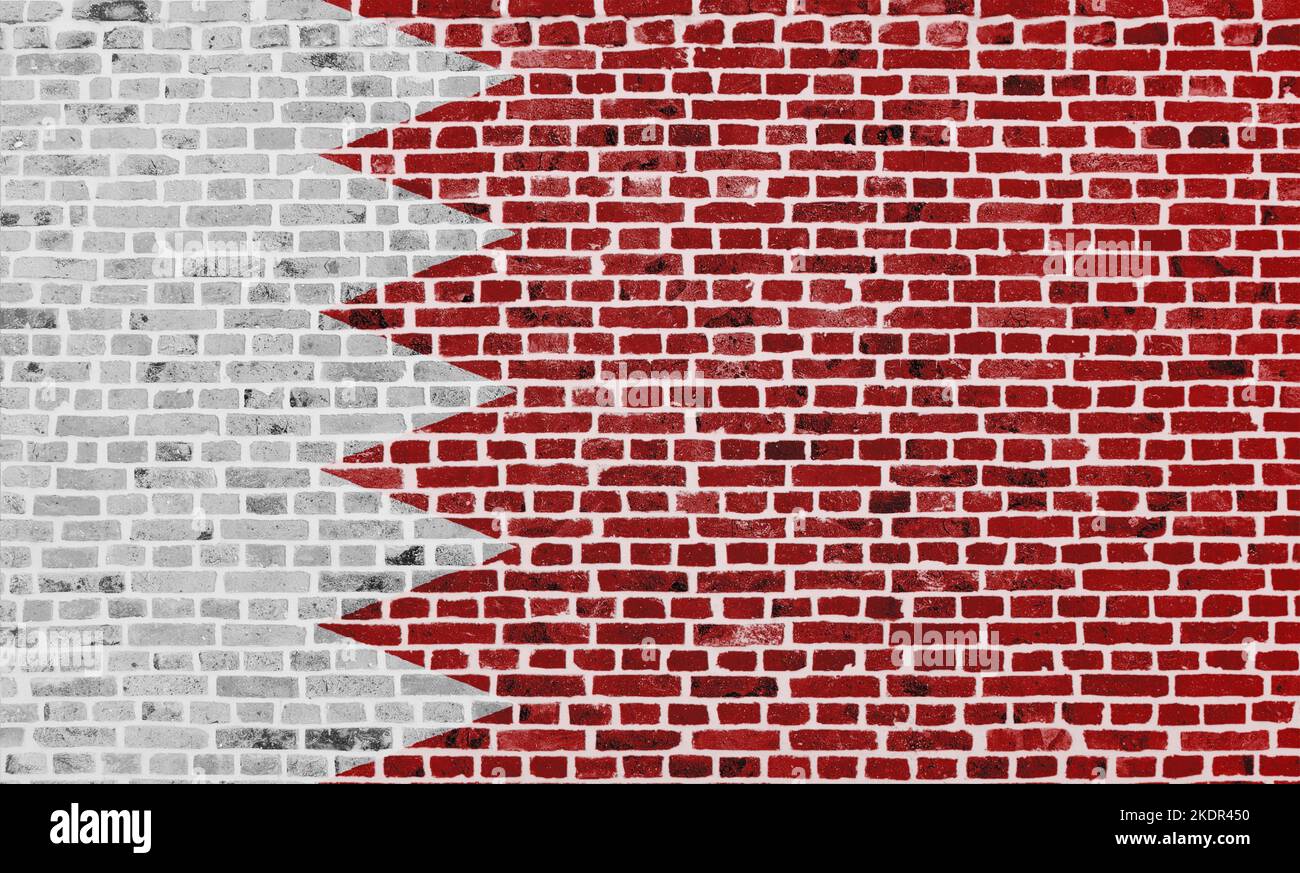 Nahaufnahme einer Backsteinmauer mit der Flagge von Bahrain. Stockfoto