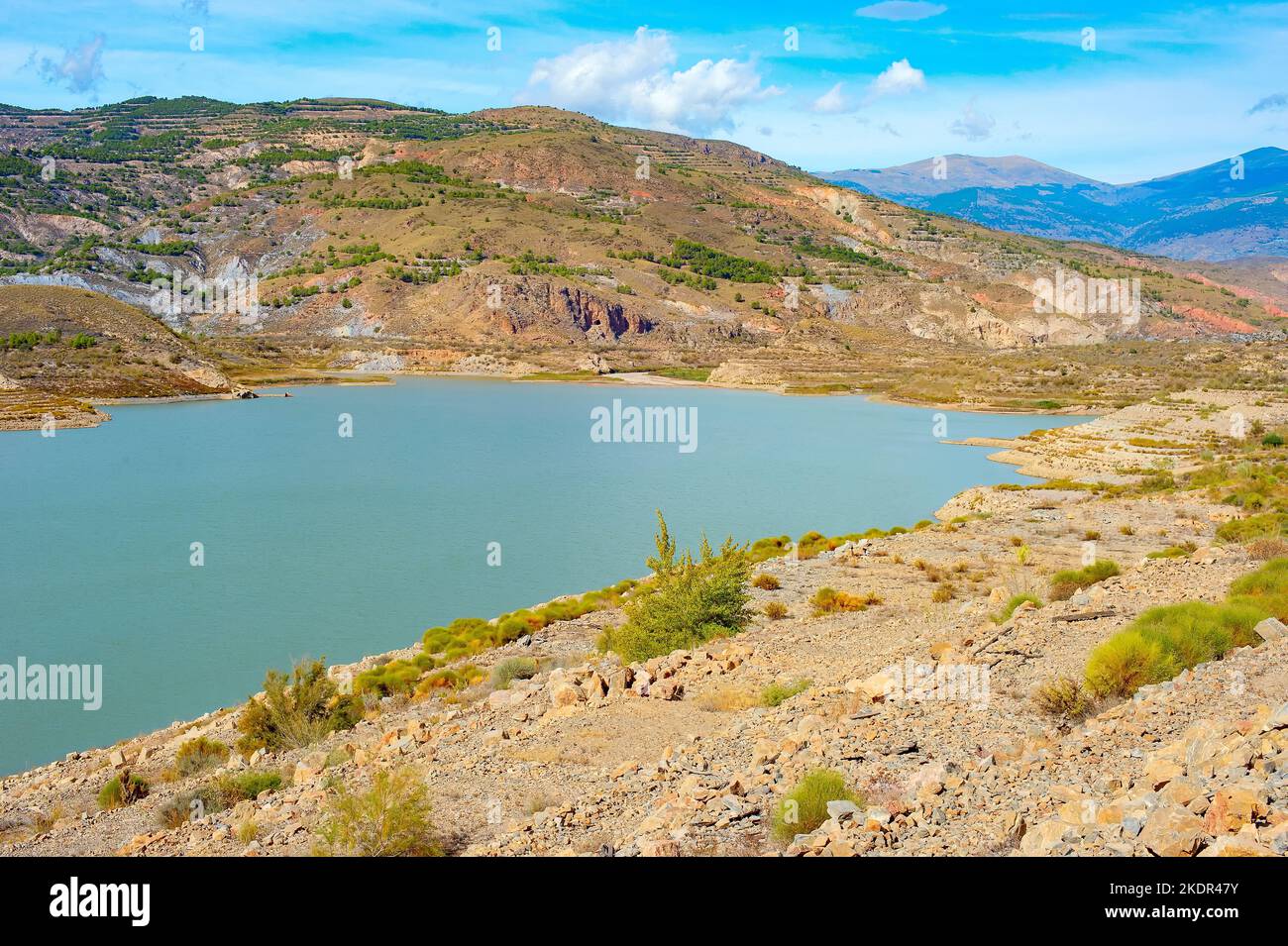 Malerische Berglandschaft mit Wasserreservoir, Andalusien, Spanien Stockfoto