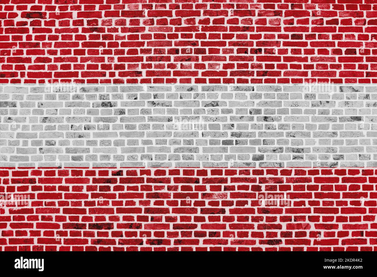 Nahaufnahme einer Backsteinmauer mit der Flagge Österreichs. Stockfoto