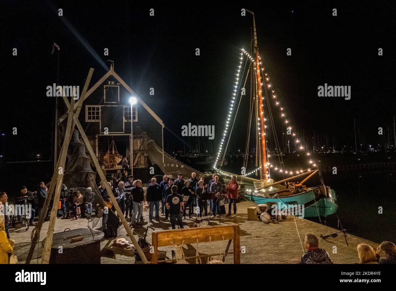 Enkhuizen, Niederlande. Oktober 2022. Ein altes Flachboot und ein Shanty-Chor im Hafen von Enkhuizen. Abendaufnahme. Hochwertige Fotos Stockfoto