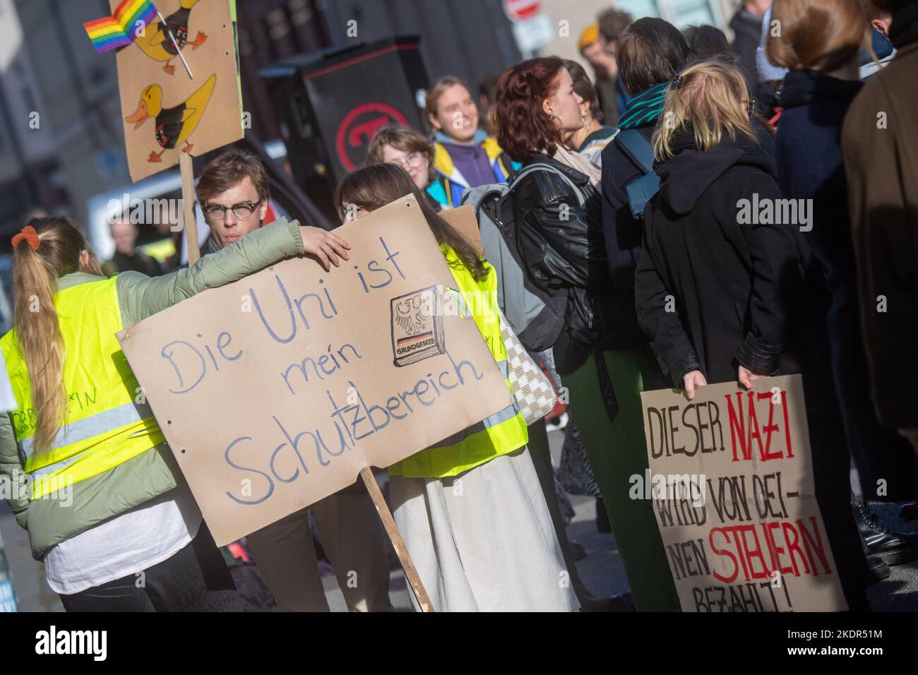 Greifswald, Deutschland. 08.. November 2022. Junge Teilnehmer protestieren mit Schildern mit den Aufschrift "die Universität ist mein Schutzgebiet" und "dieser Nazi wird von Ihren Steuern bezahlt" gegen einen Vortrag des ehemaligen AfD-Abgeordneten Weber an der Universität Greifswald. Weber ist Inhaber des Lehrstuhls für Zivilrecht, Medizinrecht, Arbeitsrecht und Rechtsgeschichte an der Universität Greifswald. 2016 war er für die AfD in den landtag gezogen. Zuletzt wurde er von der Partei nicht mehr nominiert. Quelle: Stefan Sauer/dpa/Alamy Live News Stockfoto