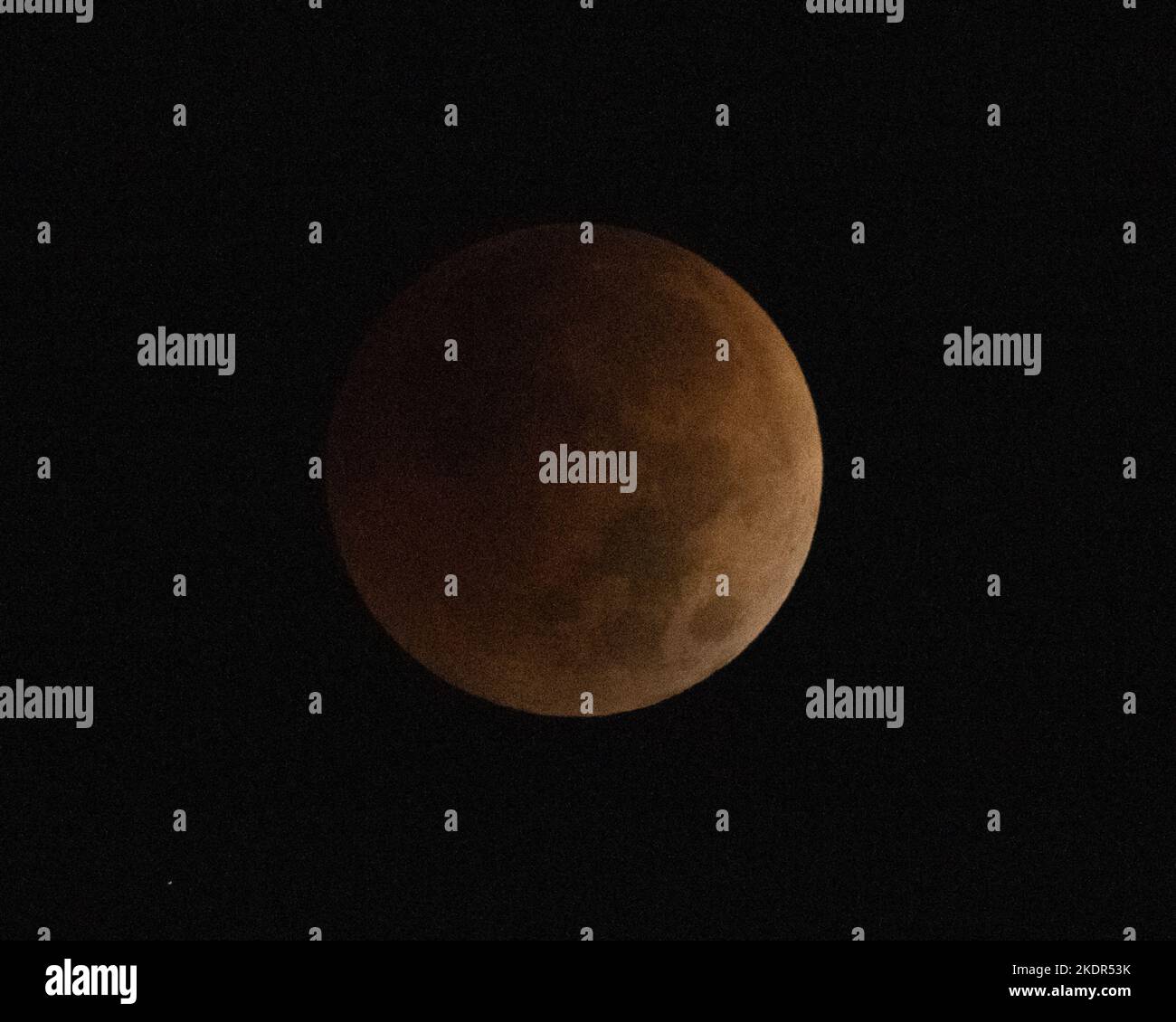 Washington, Usa. 08.. November 2022. Der Mond verdunkelt sich und ist rötlich während einer totalen Mondfinsternis am Himmel in Washington, DC am Dienstag, dem 8. November 2022. Eine Mondfinsternis geschieht, wenn der Mond in den Schatten der Erde übergeht, während sie um die Sonne kreisen und mehr als eine Stunde lang sichtbar war. Foto von Pat Benic/UPI Credit: UPI/Alamy Live News Stockfoto