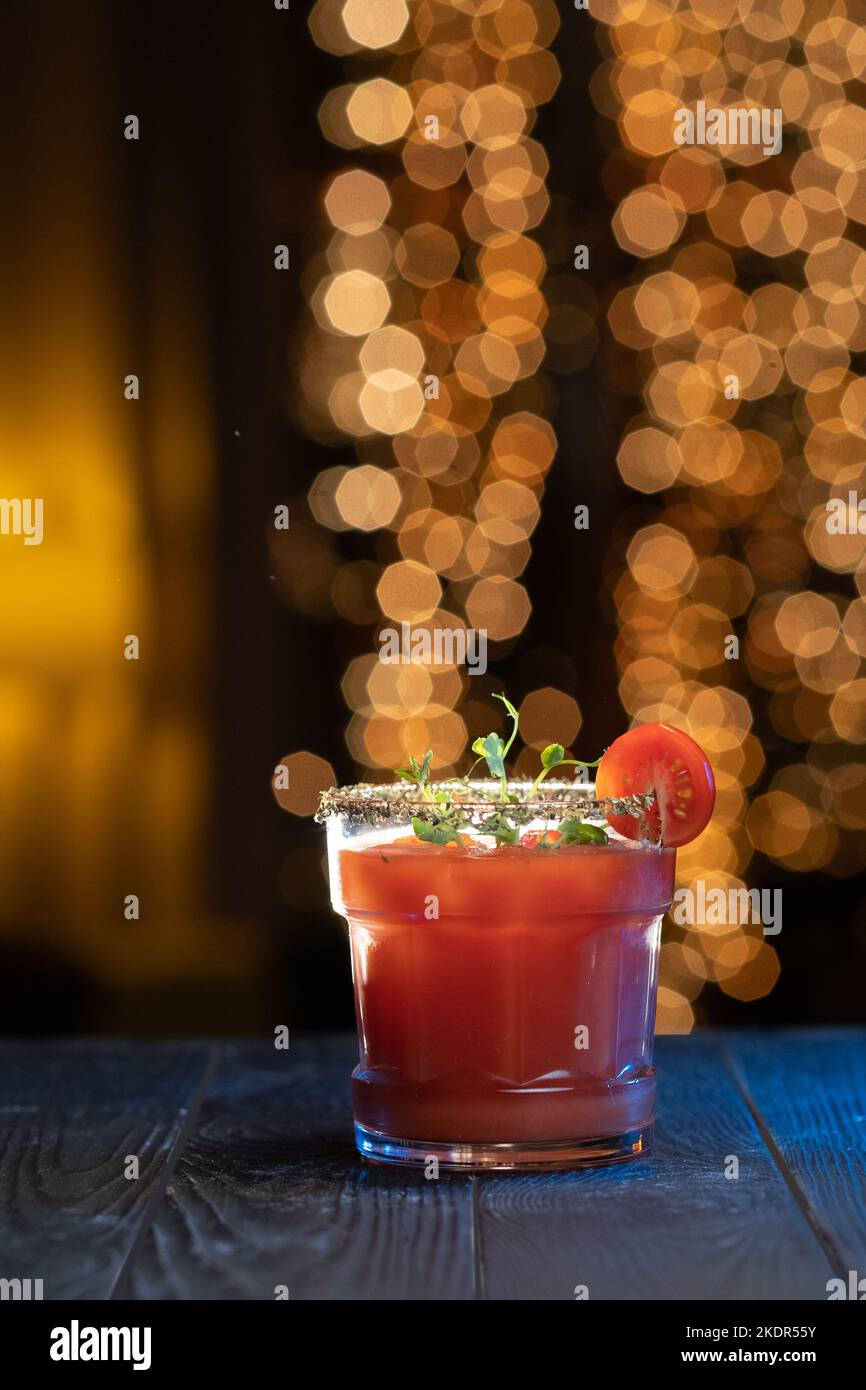 Bloody Mary Cocktail an der Theke. Klassisches Alkoholgetränk mit Tomatenjuise Stockfoto