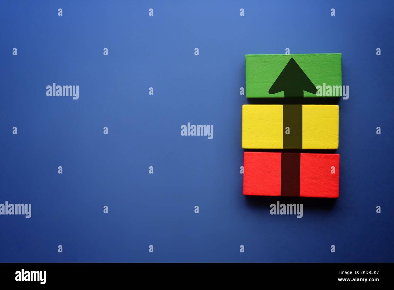Holzblöcke mit Pfeilen. Konzept für Wachstum, Entwicklungsfortschritt. Erfolg erzielen. Karriereförderung. Schritt für Schritt. Verbesserung der Fähigkeiten. Zielerreichung. Stockfoto