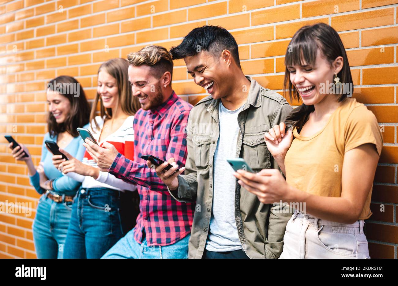 Multikulturelle Freunde nutzen Smartphones bei Hochschulferien - Milenial-Studenten süchtig nach Handy - Tech-Lifestyle-Konzept mit Stockfoto