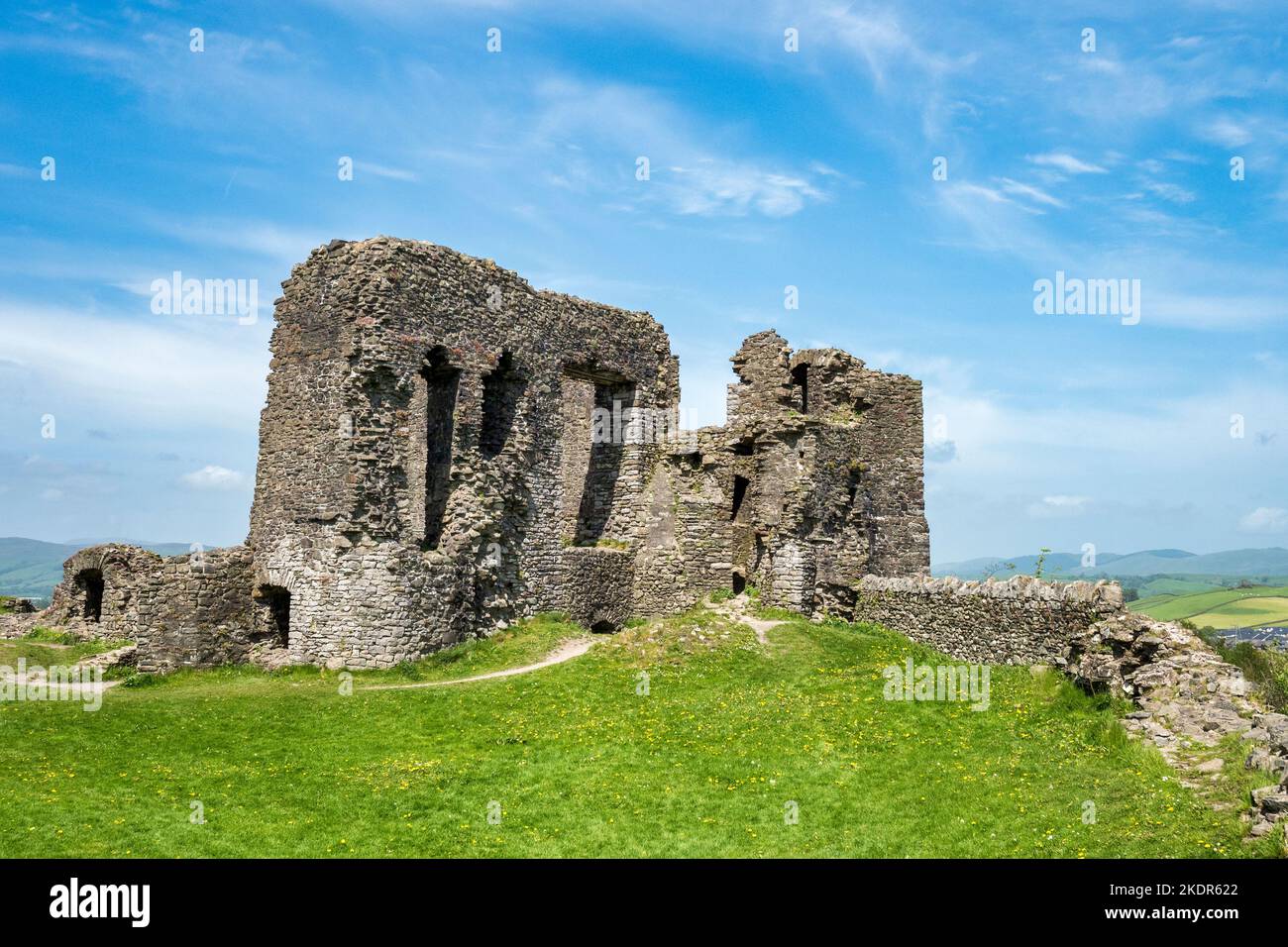 14. Mai 2022: Kendal, Cumbria, Großbritannien - Teil der Ruinen von Kendal Castle an einem schönen Frühlingstag. Dies ist Teil der alten Herrenhalle. Stockfoto