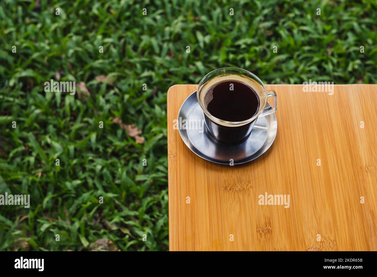 Ansicht von oben Tasse Kaffee auf Holztisch. Stockfoto
