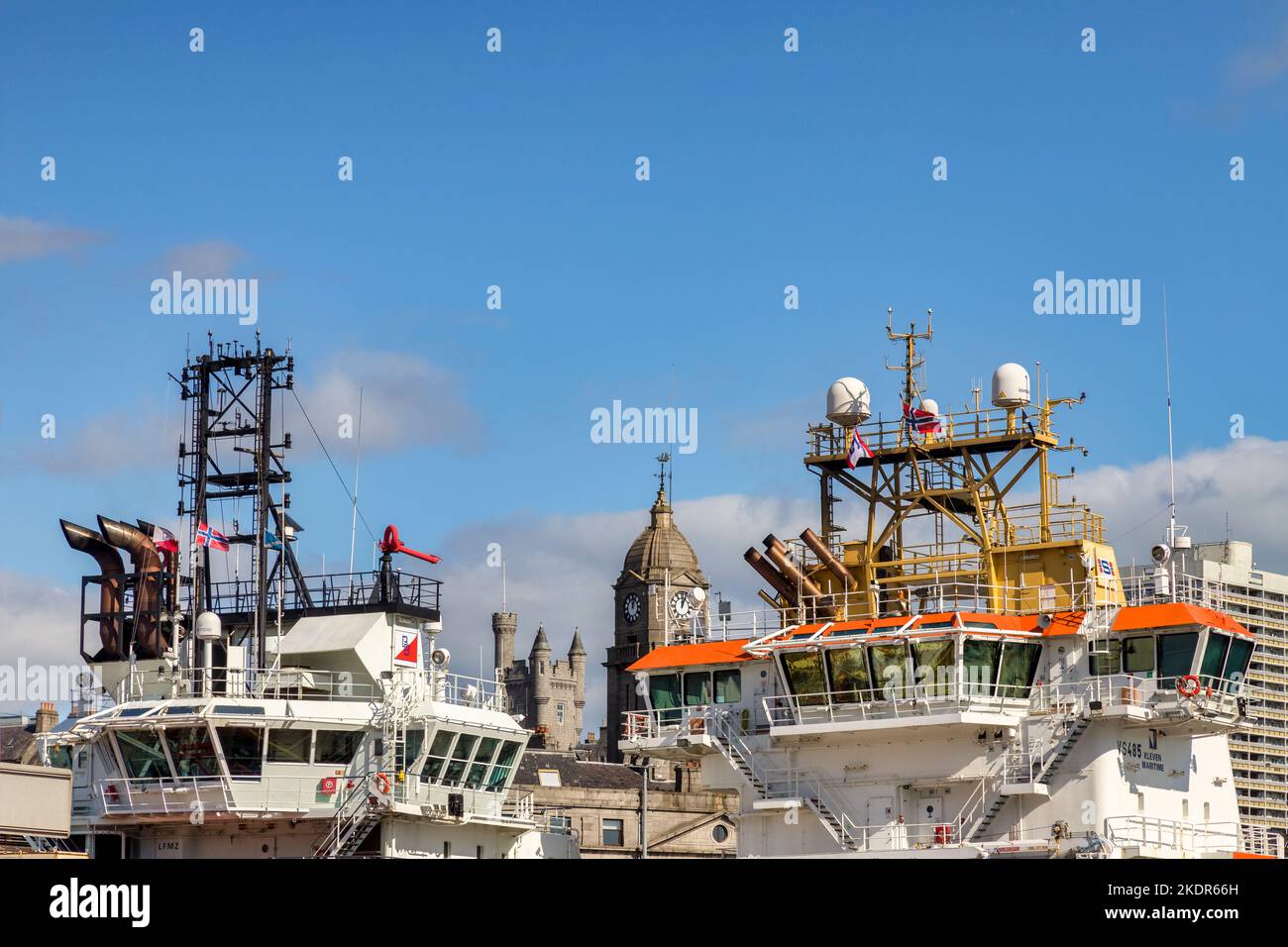 13. September 2022: Aberdeen, Schottland - Antik und Moderne in einem Bild unterstützt die Ölindustrie Schiffe und viktorianische Granitgebäude. Stockfoto