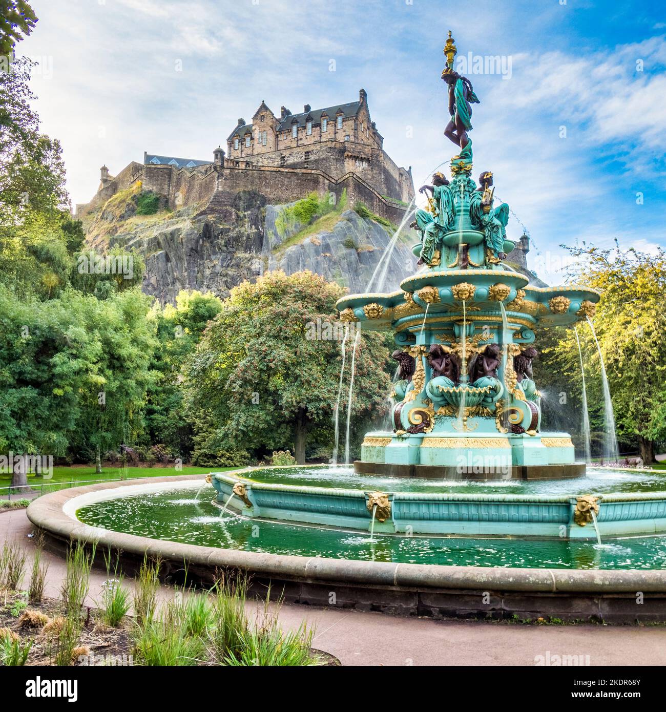 Der Ross Fountain in den Princes Street Gardens, Edinburgh und Edinburgh Castle. Stockfoto
