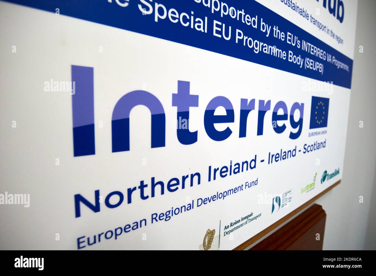 interreg unterzeichnen für den europäischen Regionalentwicklungsfonds Nordirland irland und schottland im bahnhof derry im Nordwesten des Verkehrsknotenpunkts derry londo Stockfoto