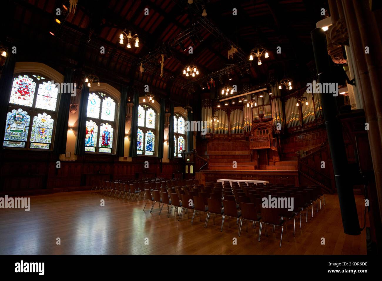 Haupthalle mit Orgel in der guildhall derry londonderry Nordirland Stockfoto