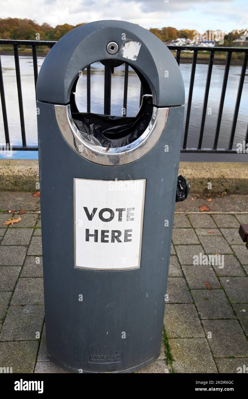 Stimmen Sie hier ab und unterschreiben Sie den Abfalleimer in derry londonderry, Nordirland Stockfoto