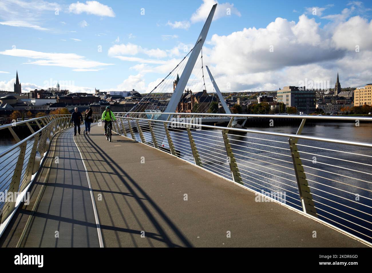 Ein Spaziergang über die Friedensbrücke über den Fluss foyle mit Blick auf das Stadtzentrum von derry londonderry, Nordirland, großbritannien Stockfoto
