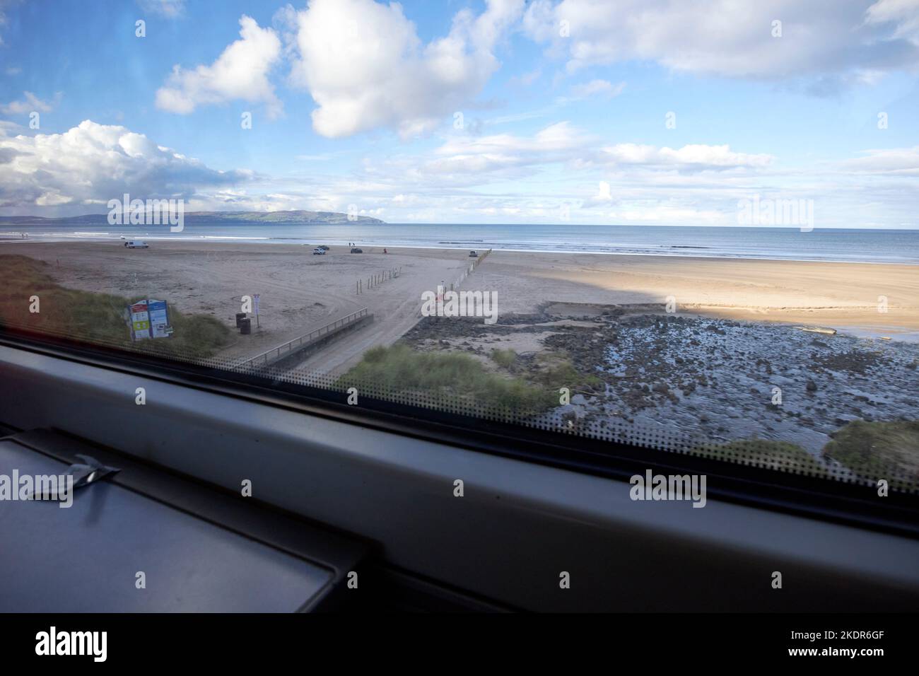 Mit dem Zug derry nach belfast, der am benone Beach derry londonderry in Nordirland vorbeifährt Stockfoto