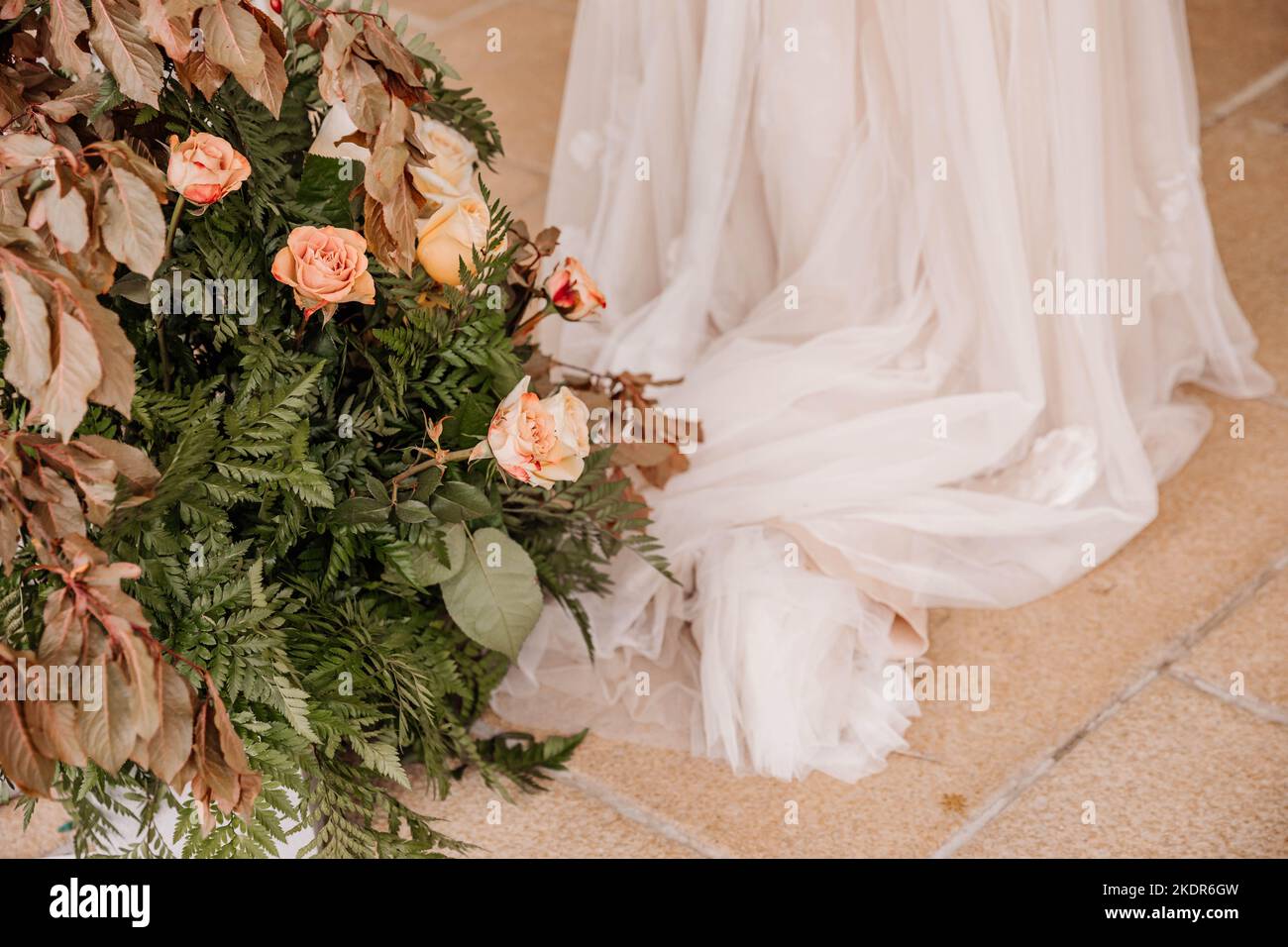 Herbstliche Hochzeitsblumen neben erröten Hochzeitskleid Rock Stockfoto