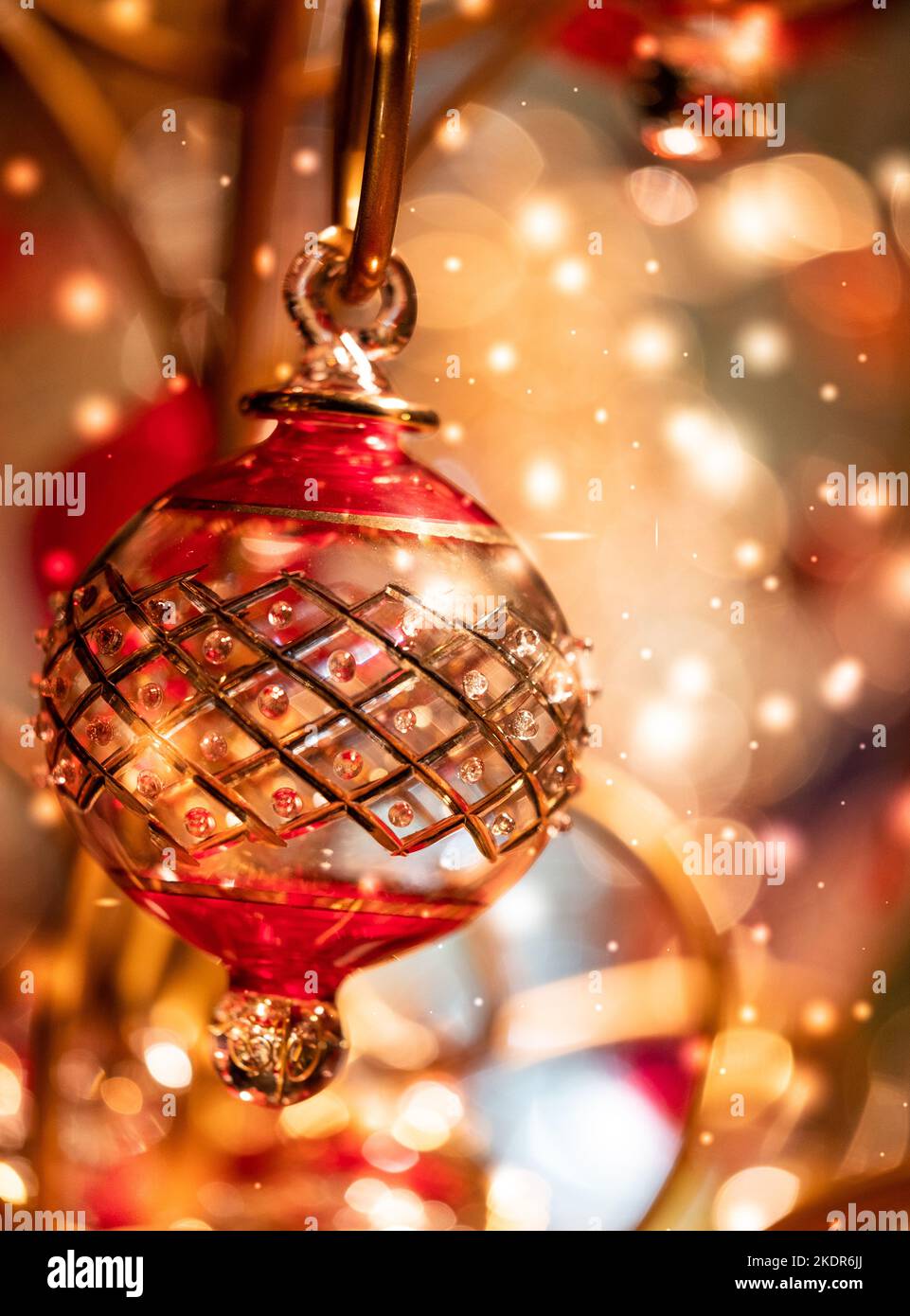 Wunderschöne handgefertigte handgemachte Weihnachtsbaumkugeln aus mundgeblasenem Glas, die auf dem Weihnachtsmarkt in Bath erhältlich sind. Stockfoto