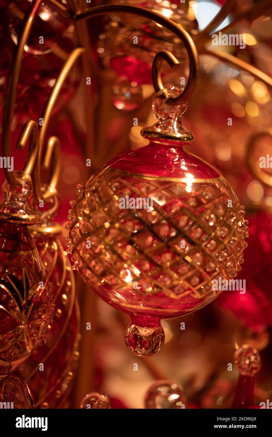 Wunderschöne handgefertigte handgemachte Weihnachtsbaumkugeln aus mundgeblasenem Glas, die auf dem Weihnachtsmarkt in Bath erhältlich sind. Stockfoto