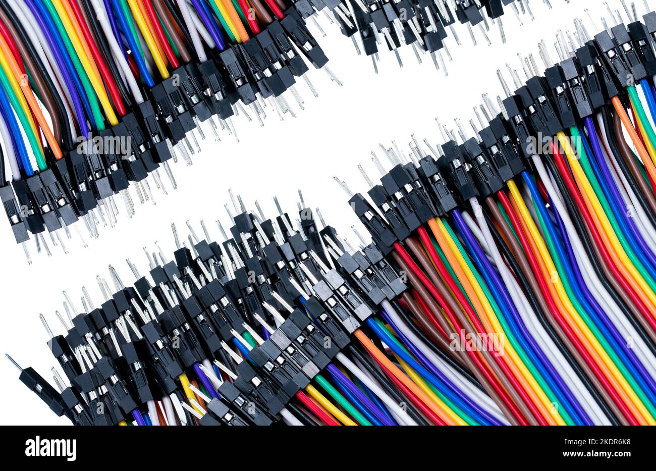 Flachbandkabel oder mehradriges planares Kabel auf weißem Hintergrund. Flachbandkabel mit Stiftsteckern. Mehrfarbiger Flachbandcomputer mit Anschlusskabel. Stockfoto
