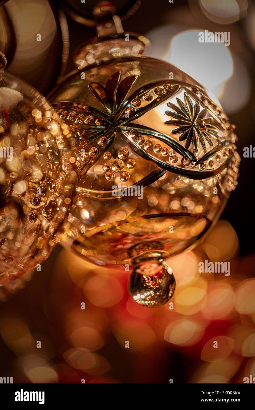Wunderschöne handgefertigte handgemachte Weihnachtsbaumkugeln aus mundgeblasenem Glas, die auf dem Weihnachtsmarkt in Bath erhältlich sind. Stockfoto