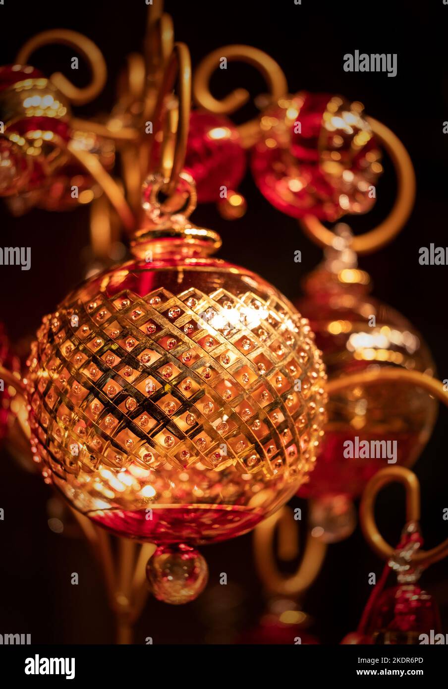 Wunderschöne handgefertigte handgemachte Weihnachtsbaumkugeln aus mundgeblasenem Glas, die auf dem Weihnachtsmarkt in Bath erhältlich sind. Stockfoto