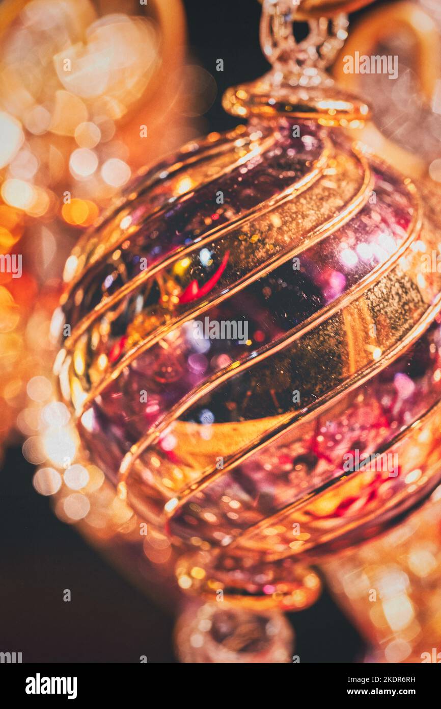 Wunderschöne handgefertigte handgemachte Weihnachtsbaumkugeln aus mundgeblasenem Glas, die auf dem Weihnachtsmarkt in Bath erhältlich sind. Stockfoto