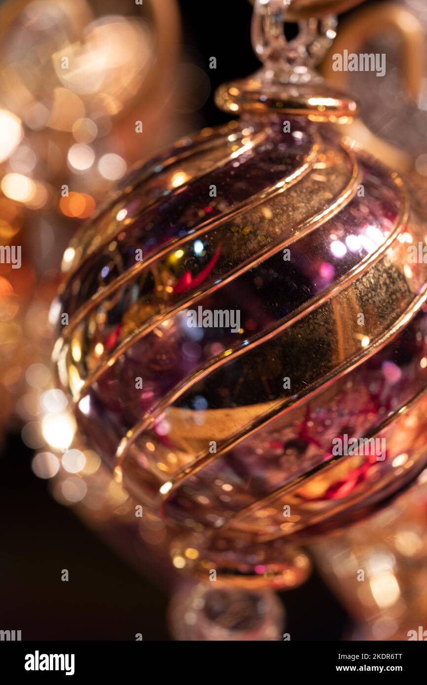 Wunderschöne handgefertigte handgemachte Weihnachtsbaumkugeln aus mundgeblasenem Glas, die auf dem Weihnachtsmarkt in Bath erhältlich sind. Stockfoto