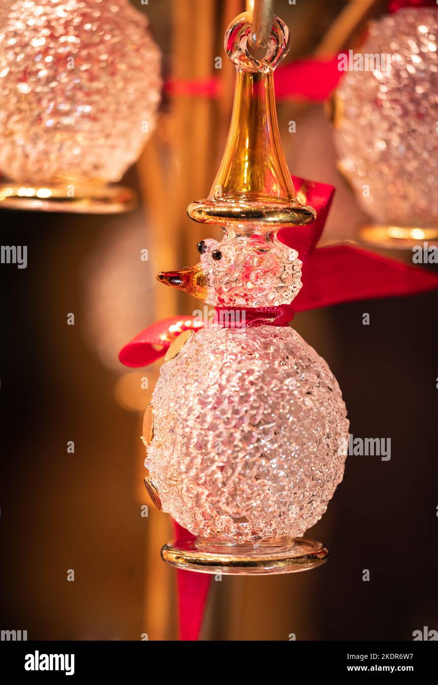 Wunderschöne handgefertigte handgemachte Weihnachtsbaumkugeln aus mundgeblasenem Glas, die auf dem Weihnachtsmarkt in Bath erhältlich sind. Stockfoto