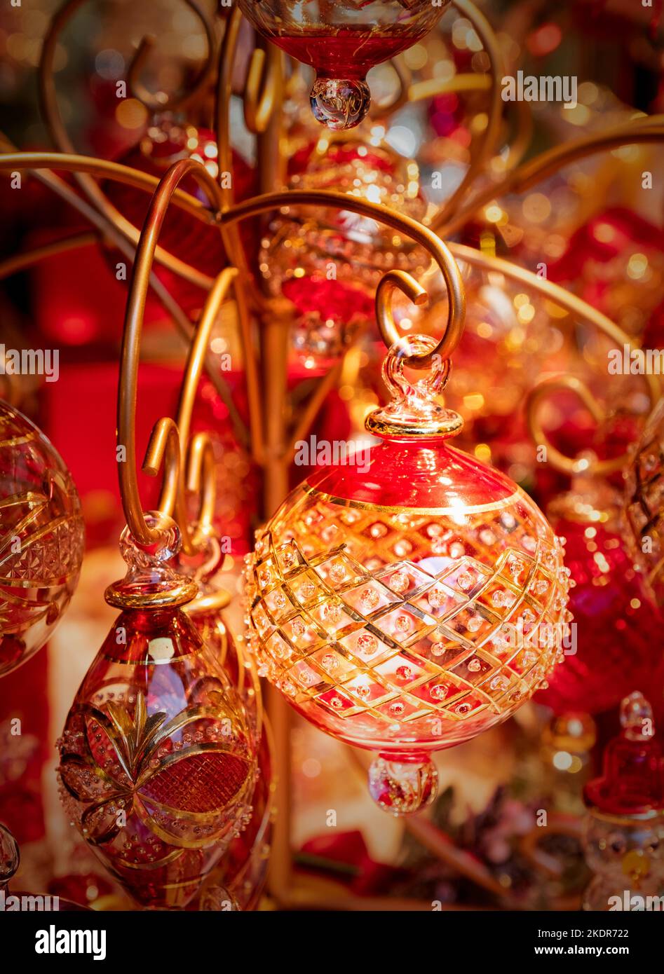 Wunderschöne handgefertigte handgemachte Weihnachtsbaumkugeln aus mundgeblasenem Glas, die auf dem Weihnachtsmarkt in Bath erhältlich sind. Stockfoto