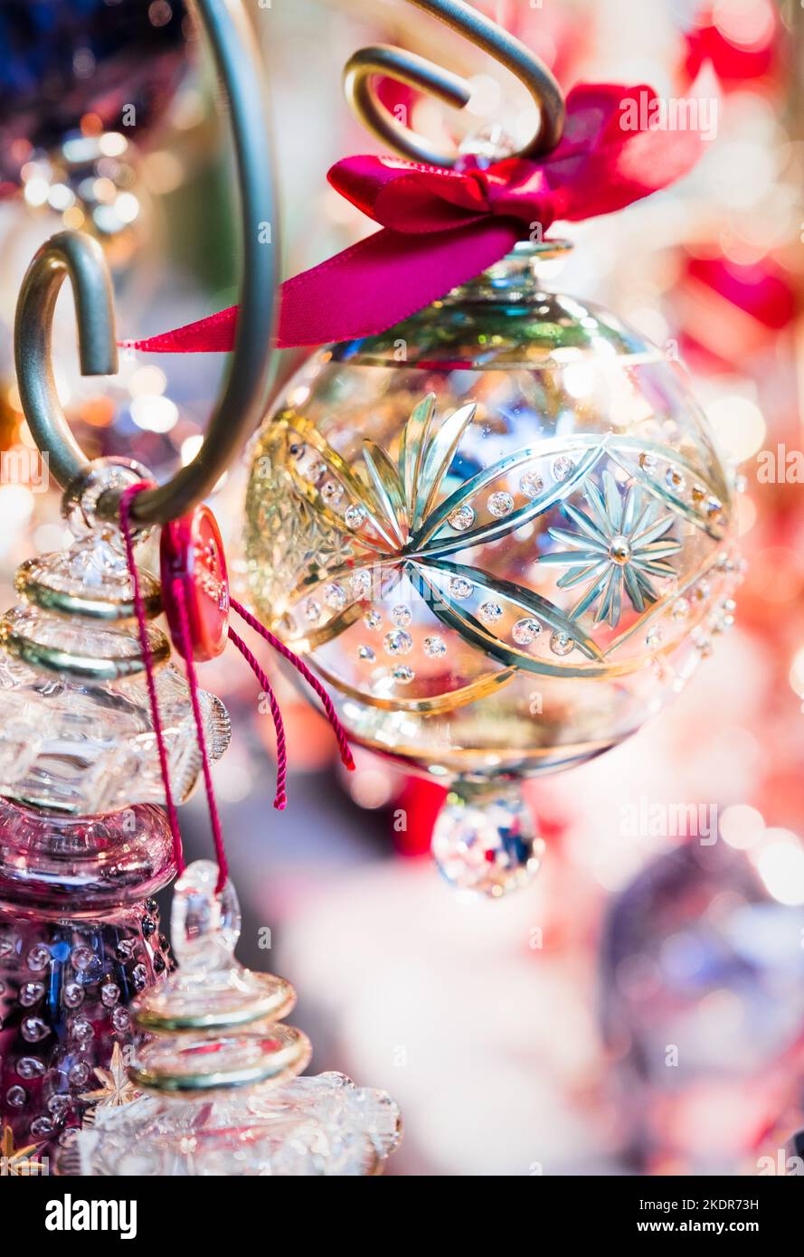 Wunderschöne handgefertigte handgemachte Weihnachtsbaumkugeln aus mundgeblasenem Glas, die auf dem Weihnachtsmarkt in Bath erhältlich sind. Stockfoto