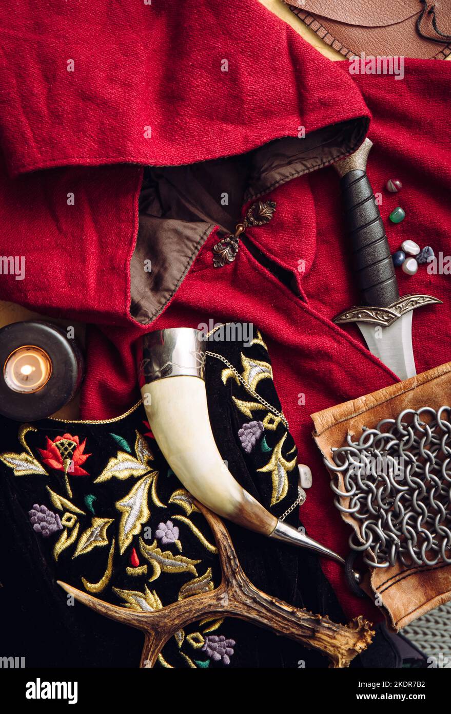 Fantasy Live Action Rollenspiel Konzept. Hintergrund mit verschiedenen Charakter-Objekte Werkzeuge dekoriert: Dolch, Kettenpost, Umhang, Kleidung, Horn. Stockfoto