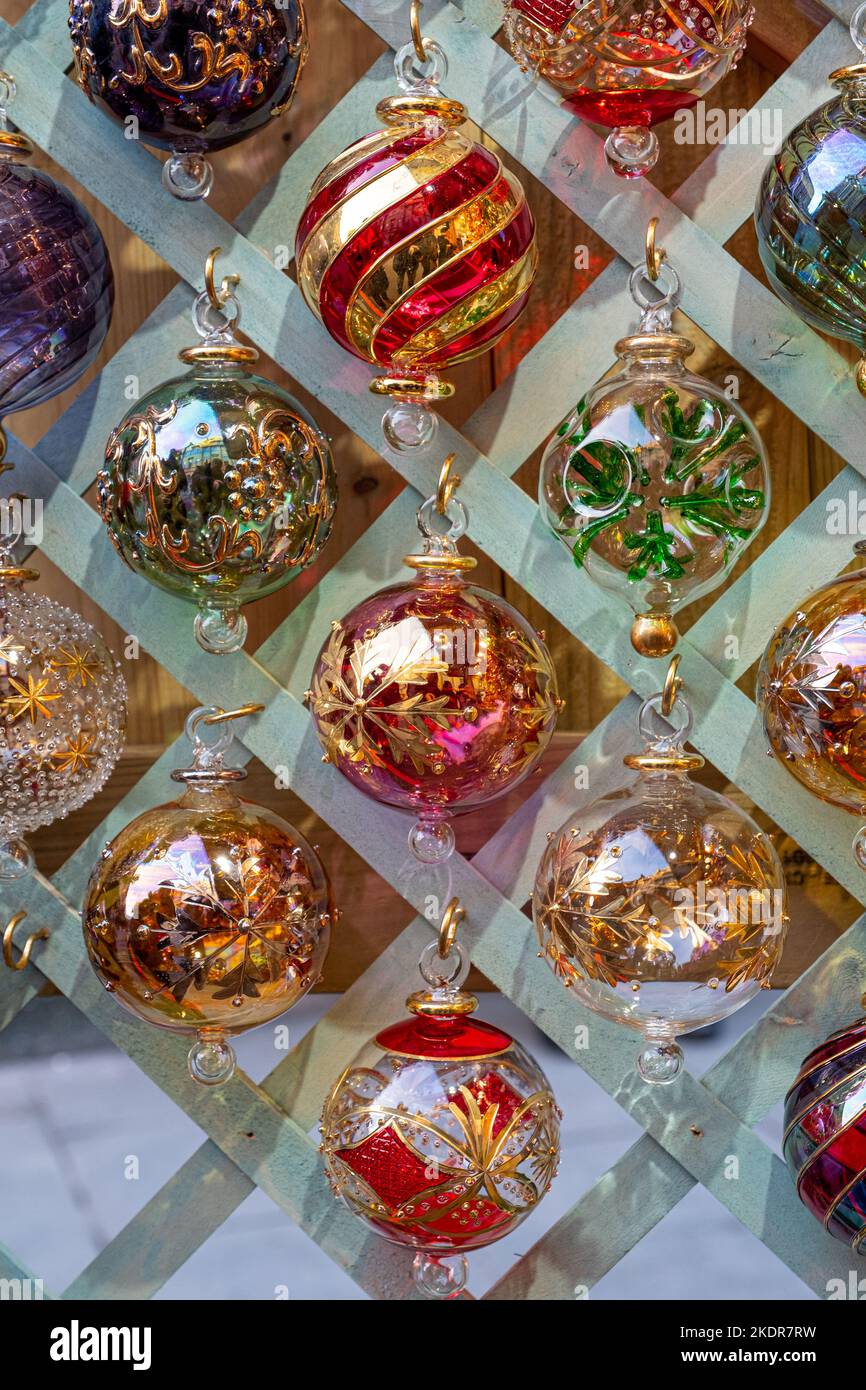 Wunderschöne handgefertigte handgemachte Weihnachtsbaumkugeln aus mundgeblasenem Glas, die auf dem Weihnachtsmarkt in Bath erhältlich sind. Stockfoto
