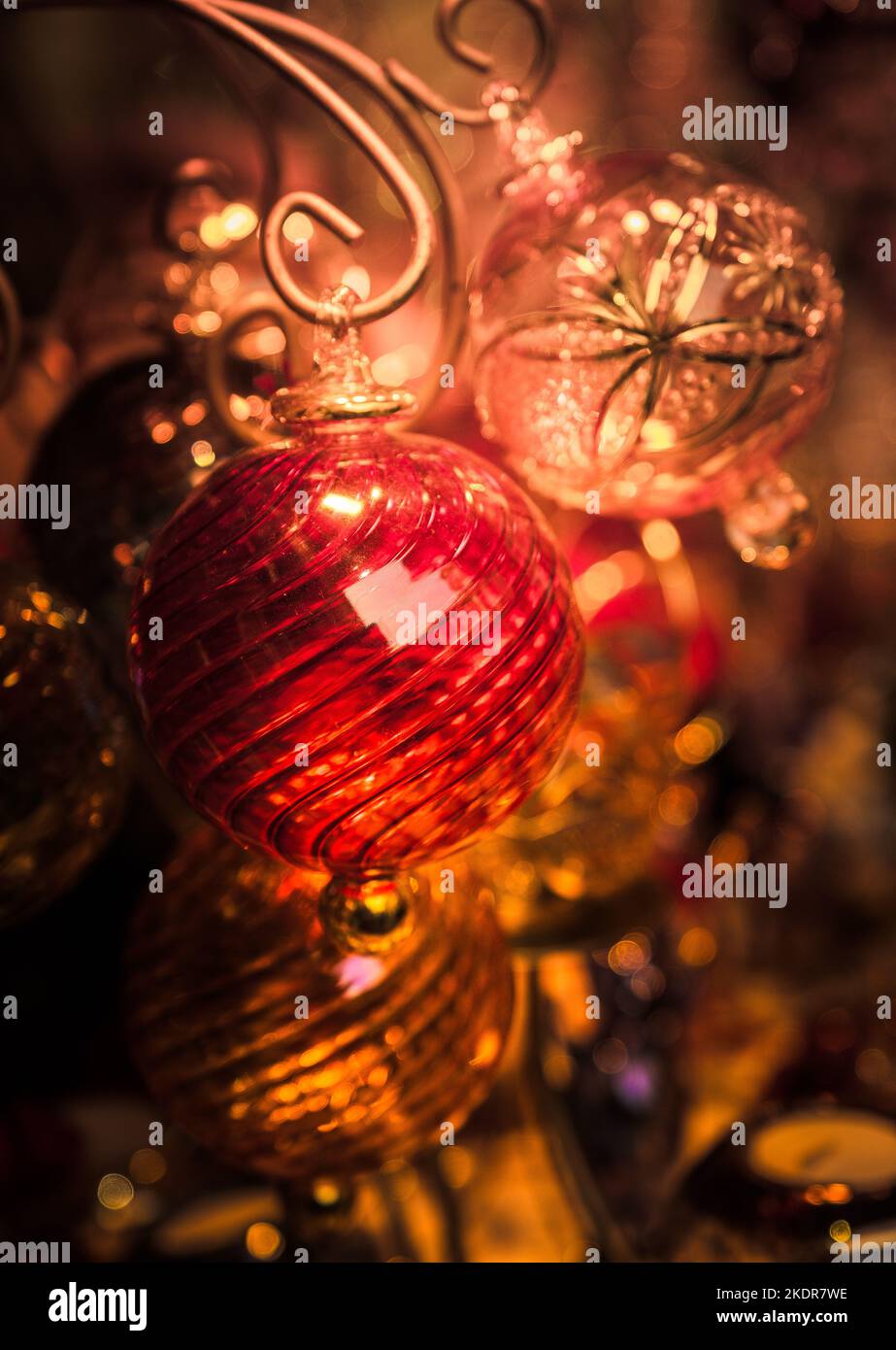 Wunderschöne handgefertigte handgemachte Weihnachtsbaumkugeln aus mundgeblasenem Glas, die auf dem Weihnachtsmarkt in Bath erhältlich sind. Stockfoto
