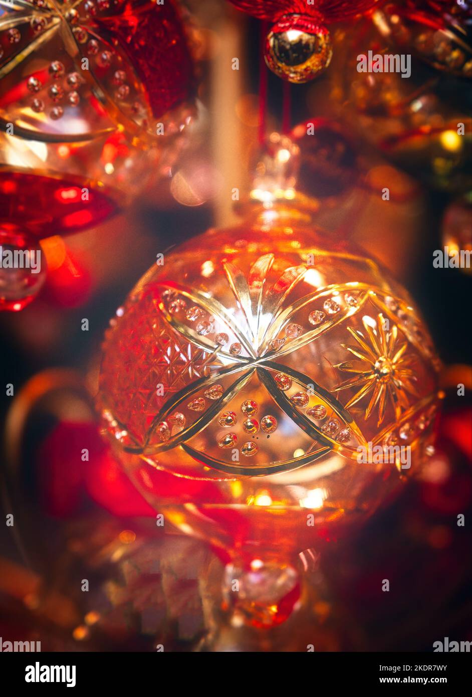 Wunderschöne handgefertigte handgemachte Weihnachtsbaumkugeln aus mundgeblasenem Glas, die auf dem Weihnachtsmarkt in Bath erhältlich sind. Stockfoto