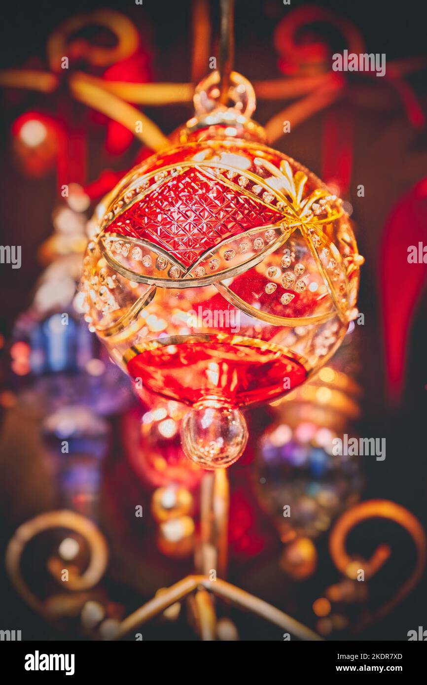 Wunderschöne handgefertigte handgemachte Weihnachtsbaumkugeln aus mundgeblasenem Glas, die auf dem Weihnachtsmarkt in Bath erhältlich sind. Stockfoto