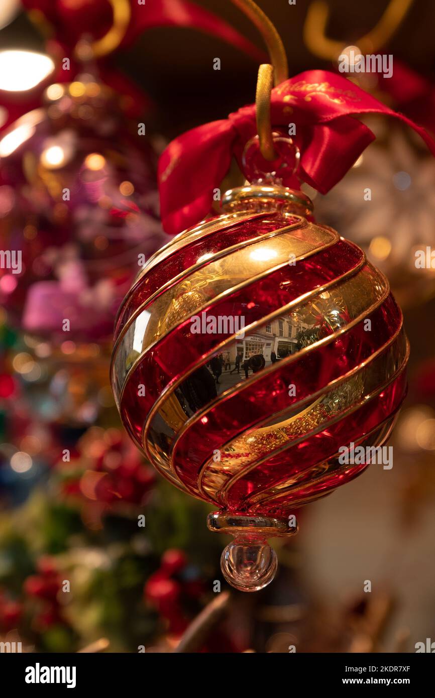 Wunderschöne handgefertigte handgemachte Weihnachtsbaumkugeln aus mundgeblasenem Glas, die auf dem Weihnachtsmarkt in Bath erhältlich sind. Stockfoto