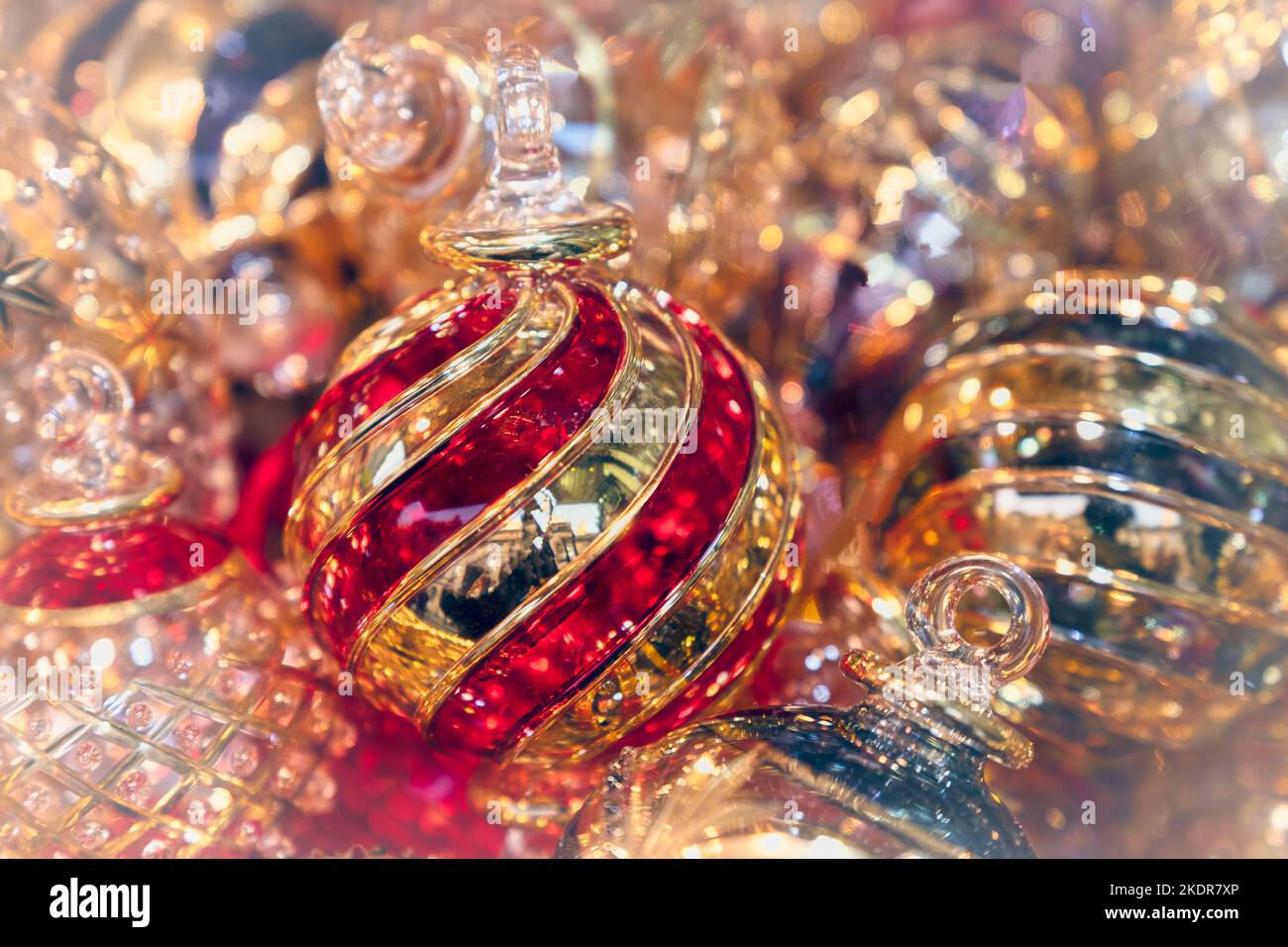 Wunderschöne handgefertigte handgemachte Weihnachtsbaumkugeln aus mundgeblasenem Glas, die auf dem Weihnachtsmarkt in Bath erhältlich sind. Stockfoto