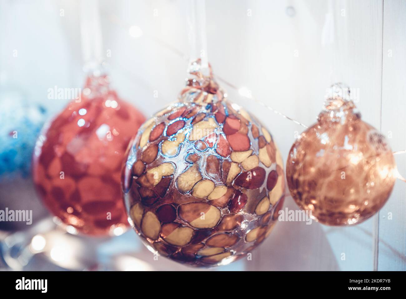 Wunderschöne handgefertigte handgemachte Weihnachtsbaumkugeln aus mundgeblasenem Glas, die auf dem Weihnachtsmarkt in Bath erhältlich sind. Stockfoto