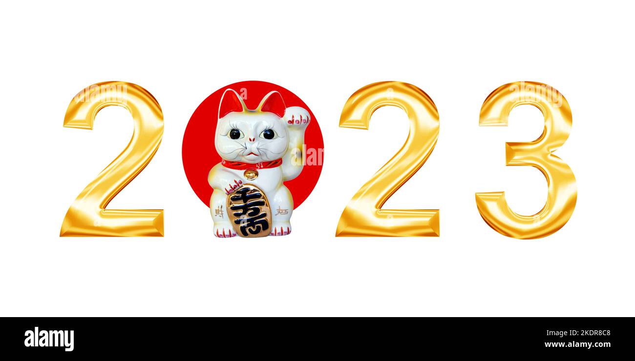 Goldene Metallbuchstaben 2023 mit japanischem Maneki neko (Glückskatze) isoliert auf weißem Hintergrund, Neujahr-Grußkarte Stockfoto