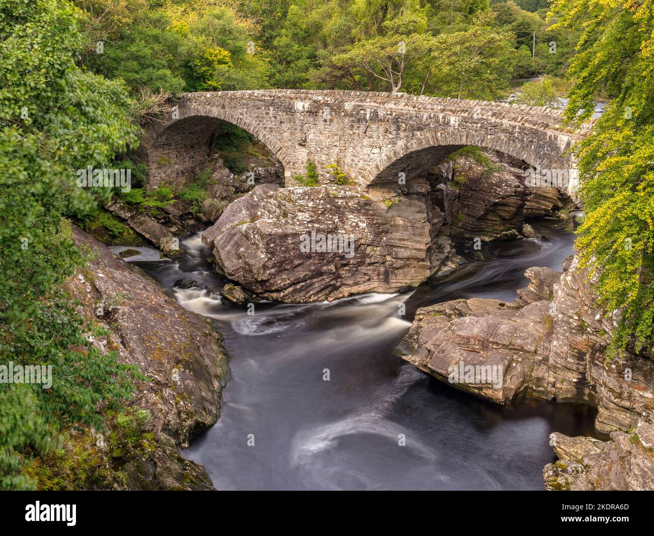 Eine von Thomas Telford entworfene Brücke in Invermoriston, am Ufer des Loch Ness, Highland, Schottland. Stockfoto
