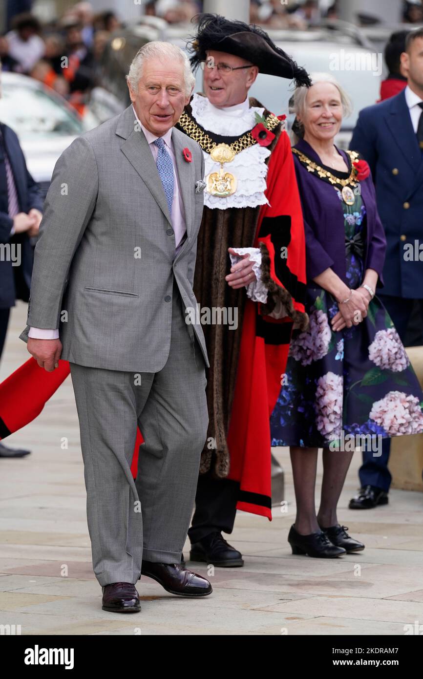 König Charles III. Bei einem Empfang mit jungen Führern aus ganz Bradford, im Bradford City Hall, West Yorkshire. Bilddatum: Dienstag, 8. November 2022. Stockfoto