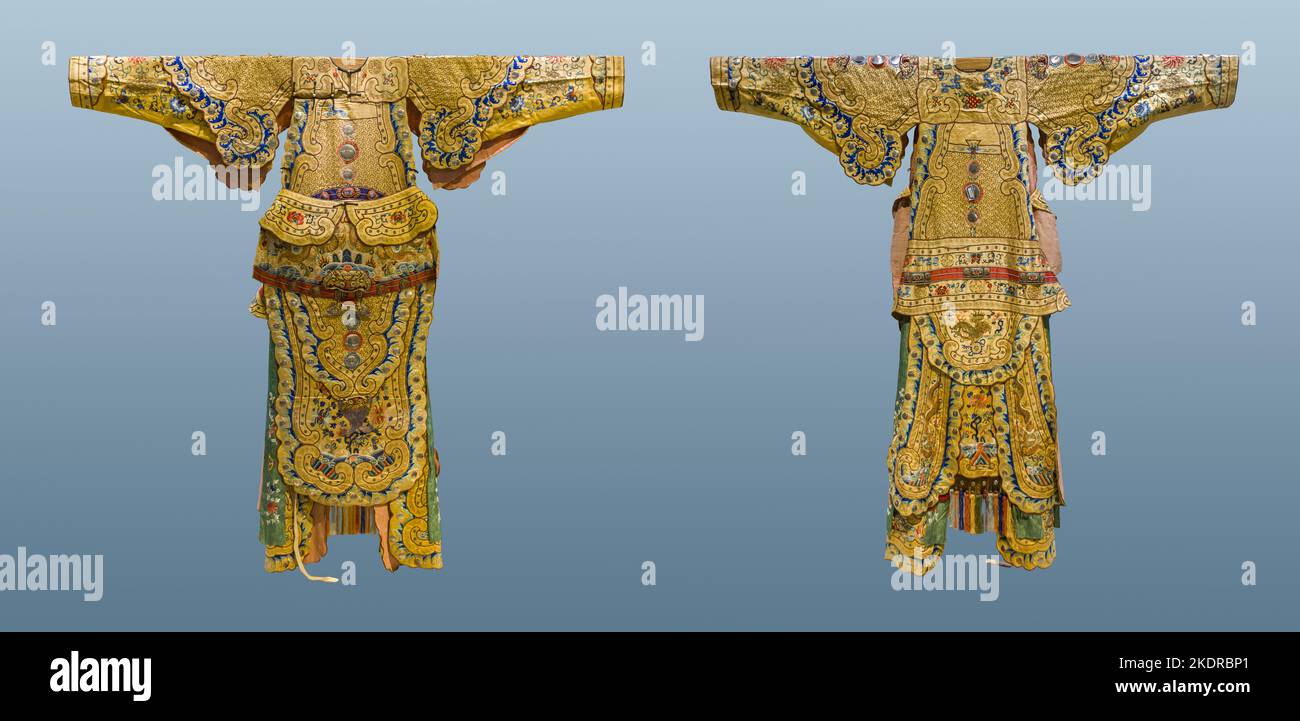 Chinesische Kunstgalerie - Legende mit rosa Tinte - Qing-Dynastie - gelbes, satiniertes, goldgearbeittes Schloss, das von einem männlichen Kind gepriesen wird Stockfoto