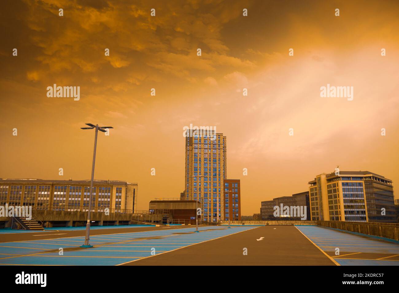 Dystopischer Parkplatz, Gelber Himmel Stockfoto