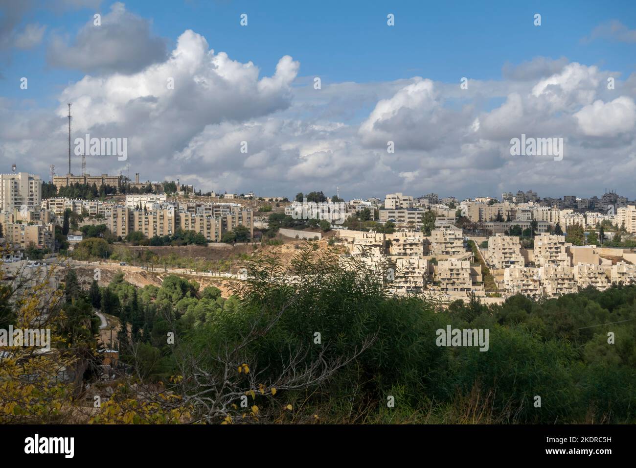 Blick auf Neve Yaakov auch Neve Ya'aqov Israelisches Viertel eines von fünf Ring-Vierteln von Jerusalem auf Land annektiert nach 1967 Krieg in Israel Stockfoto