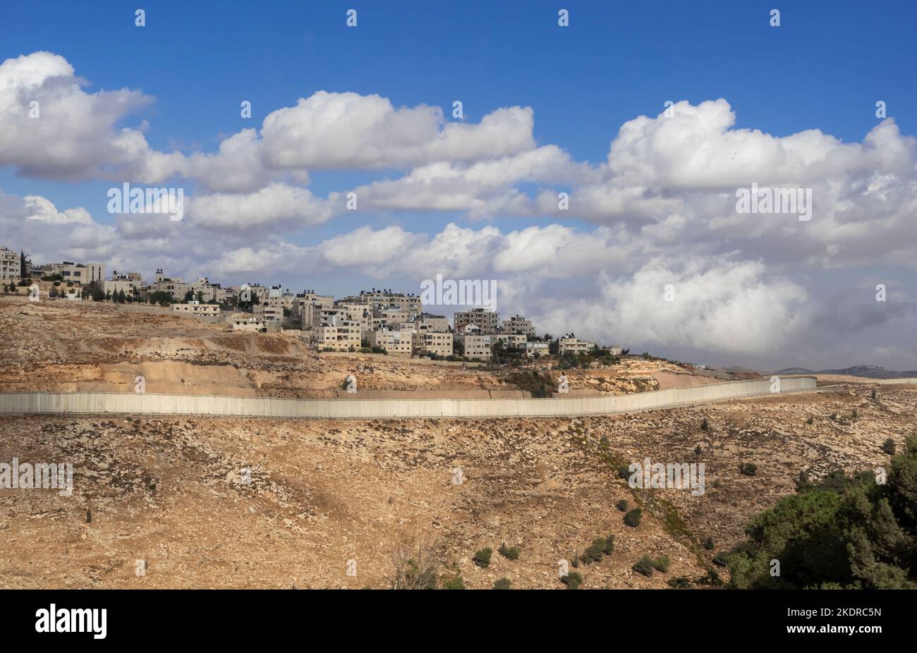 Panoramablick auf die von Israel erbaute Trennungsbarriere im Westjordanland rund um die palästinensische Stadt Al-RAM, die nordöstlich von Jerusalem liegt, etwas außerhalb der Stadtgrenze. Israel Stockfoto