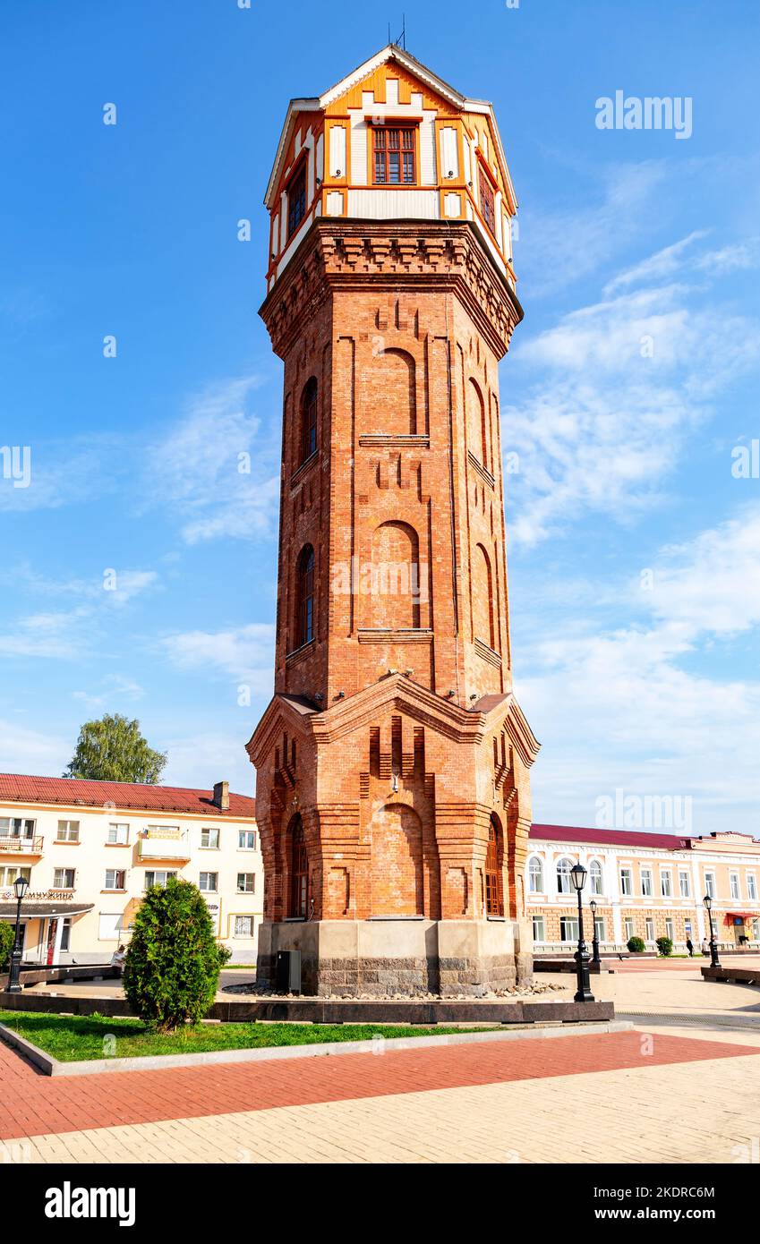 Staraya Russa, Russland - 28. August 2022: Alter Wasserturm auf dem Stadtplatz, Hauptattraktion der Stadt Stockfoto